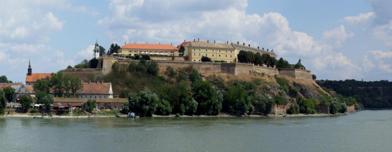 ! Promo! Central Evergreen Studio - Free Public Parking-Fast Wi-Fi Novi Sad Buitenkant foto